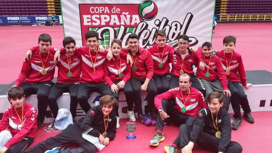 Los jugadores del Santo Domingo celebran el título.