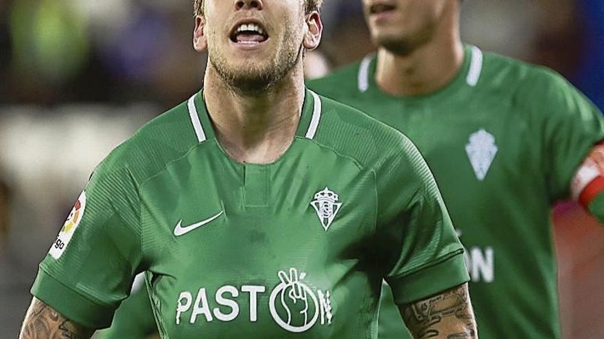 Álvaro Jiménez celebra su gol, con Pablo Pérez al fondo.