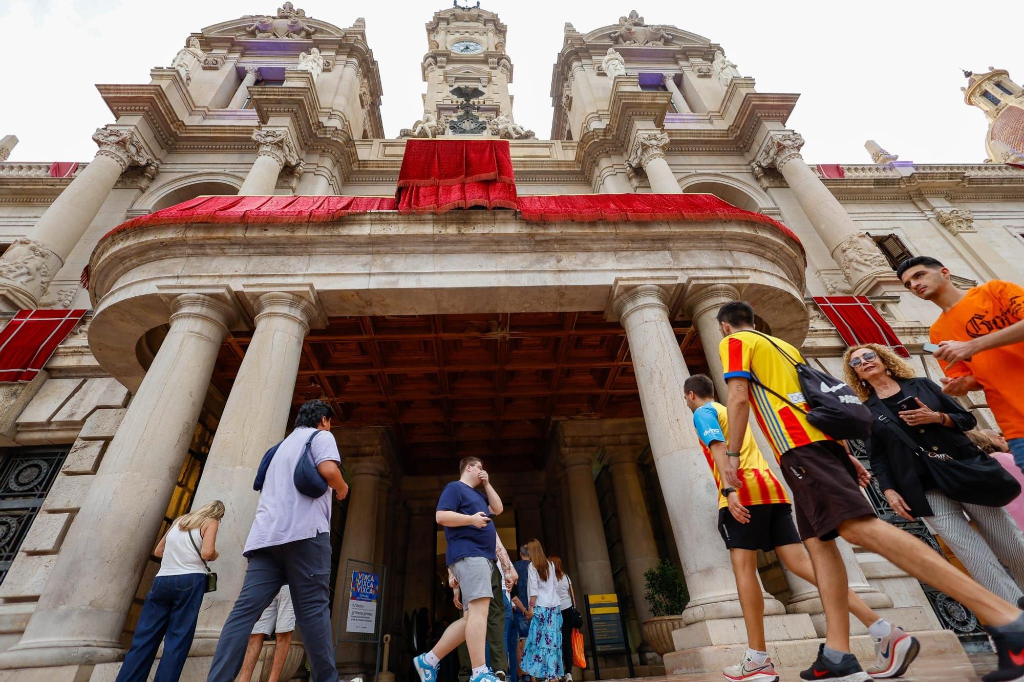 El centro se llena en vísperas del Nou d'Octubre para ver la Senyera