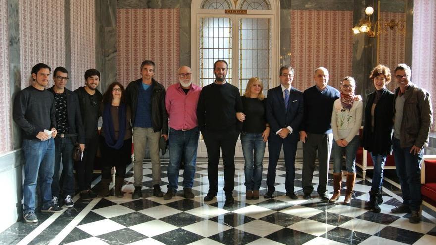 El concejal Pacheco, Juan Pablo Soler y César Oliva junto a representantes de compañías teatrales murcianas