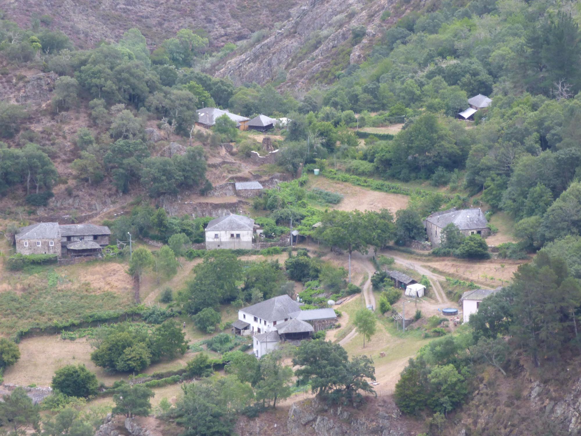 Pueblos guapos de Asturias: Riodeporcos (Ibias), al que se llega cruzando un puente