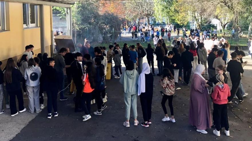 Magosto en el instituto Aller Ulloa. El alumnado de Secundaria y de FP Básica del instituto Aller Ulloa, de Lalín, celebró este lunes un magosto, acompañado de buena música y de juegos tradicionales como el salto á comba o el tira e afrouxa. El buen tiempo acompañó la jornada y contribuyó a que los participantes disfrutasen de una de las celebraciones gastronómicas del otoño al tiempo que descubrieron la importancia del trabajo en equipo y de la coordinación en esos juegos populares. | CEDIDA