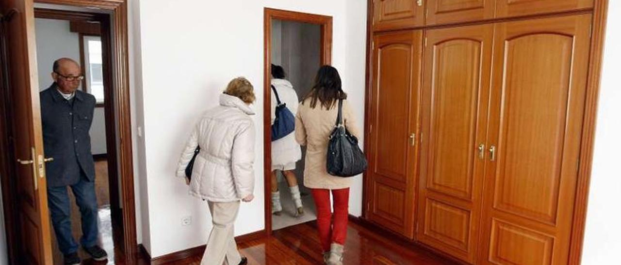 Un grupo de personas visitando las viviendas durante el mes de abril.