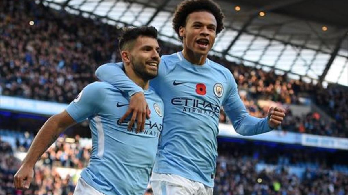 Sané felicita al Kun Agüero después de que el argentino marcara de penalti al Arsenal.