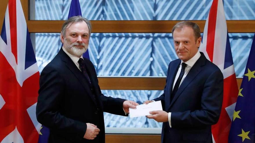 El embajador británico ante la UE, Tim Barrow, entrega al presidente del Consejo Europeo, Donald Tusk, la carta en la que la primera ministra británica, Theresa May, le anuncia la intención de abandonar la Unión.