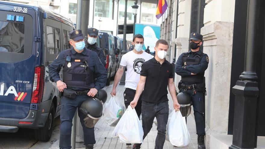 La policía ha permitido sacar la comida que los okupas tenían en el inmueble