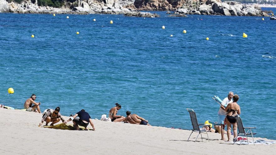 Sanitat proposa la mascareta a la platja només per passejar i si no hi ha distància