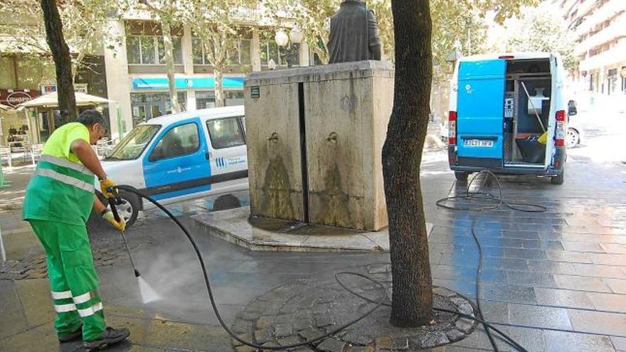 Servei de neteja de voreres a base d&#039;aigua a pressió, a la confluència del Passeig amb carrer de Guimerà