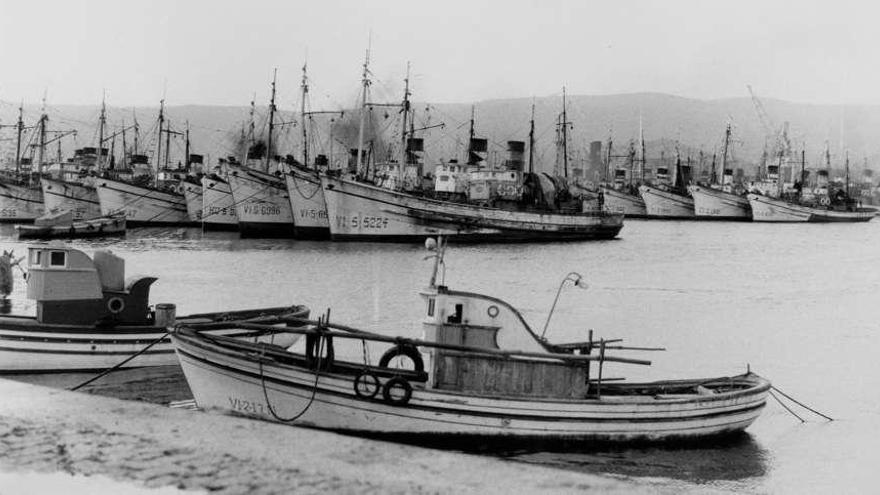 Una imagen de la antigua flota pesquera en el puerto de Marín. // FdV