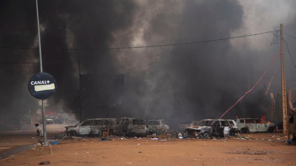 Manifestantes que apoyan el golpe de Estado en Níger prenden fuego a los cuarteles generales del partido del Gobierno del presidente depuesto.