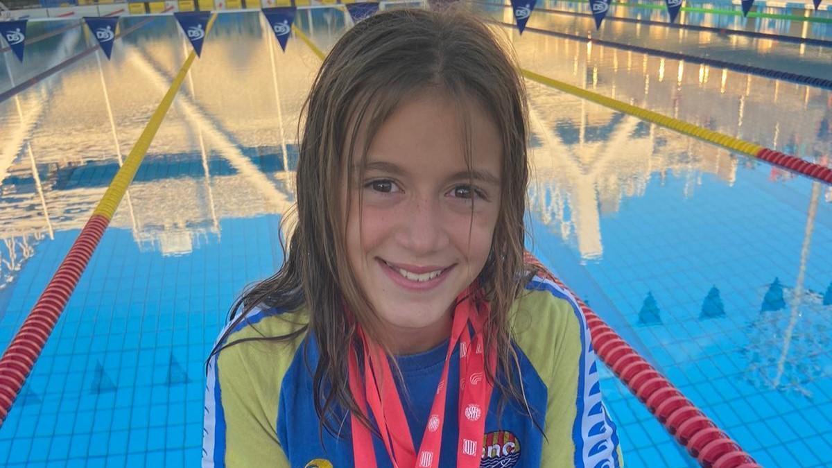 Irene Ciércoles, hace unos años, con tres medallas y la equipación del CN Sant Andreu