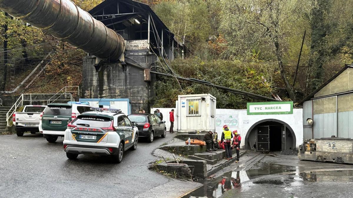 Miembros de la Brigada de Rescate Minero y vehículos de la Guardia Civil, el viernes, junto a la boca del yacimiento de Vega de Rengos donde tuvo lugar el accidente.