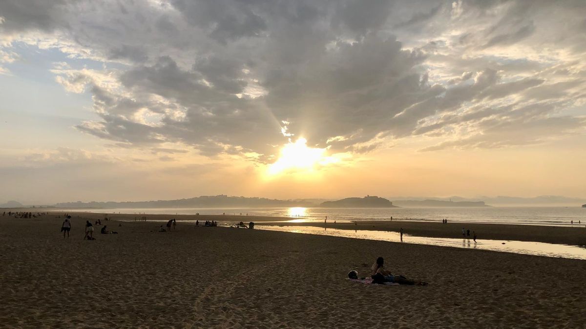 Una playa cántabra, a principios de verano.