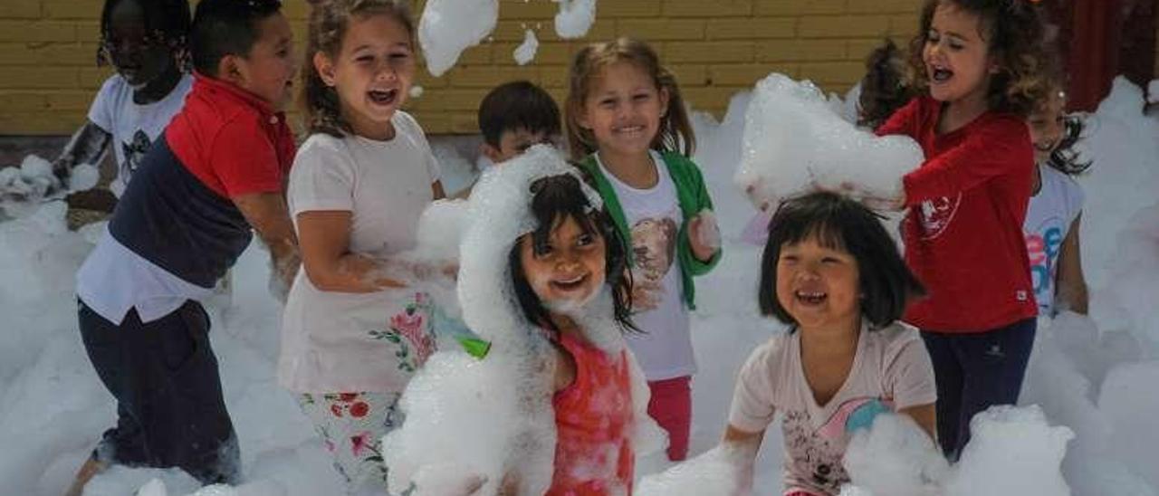 Los alumnos disfrutaron con el baño de espuma en el patio del Arealonga. // Iñaki Abella