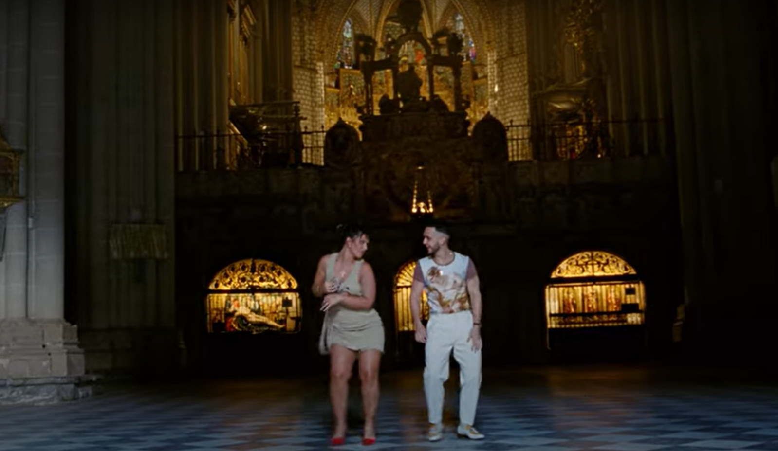 C. Tangana y Nathy Peluso bailan en el videoclip 'Ateo', grabado dentro de la Catedral de Toledo.