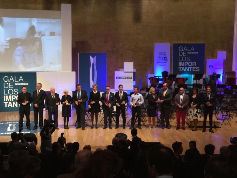 Foto de familia de los premiados de los Importantes 2015