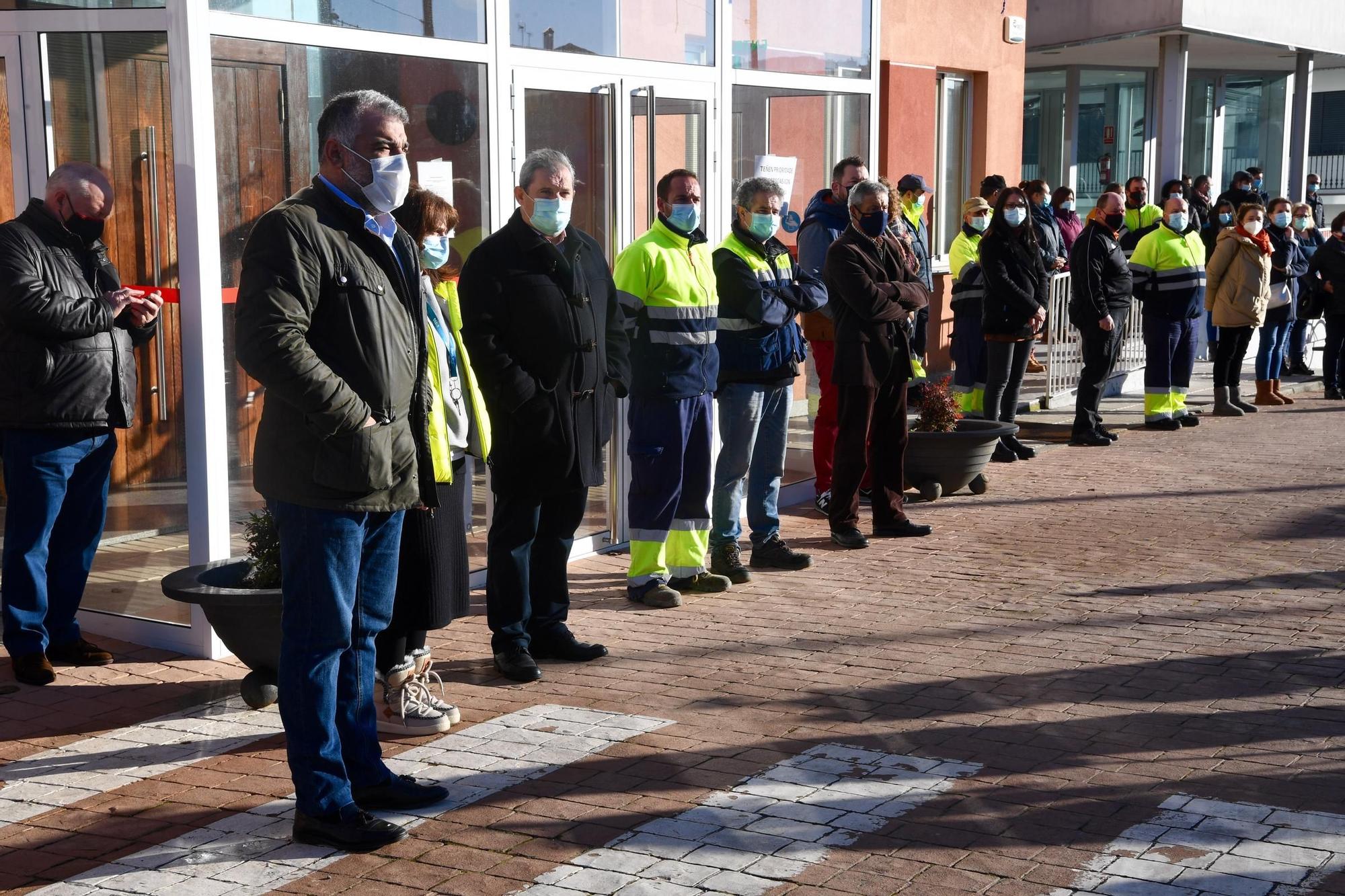 Un centenar de personas en la concentración por la víctima del crimen de Porzomillos