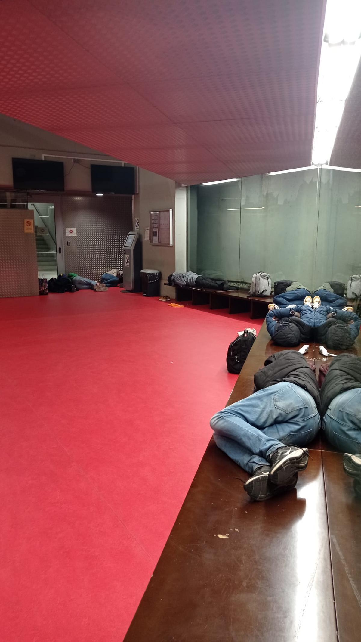 Varios menores duermen en la comisaría del Eixample de Barcelona el pasado diciembre.