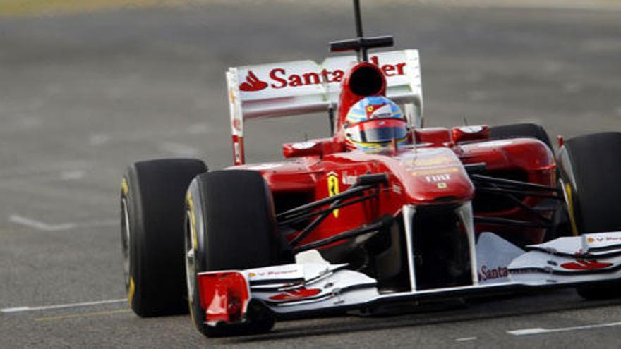 Fernando Alonso conduce el nuevo monoplaza de Ferrari, rebautizado como F150th.
