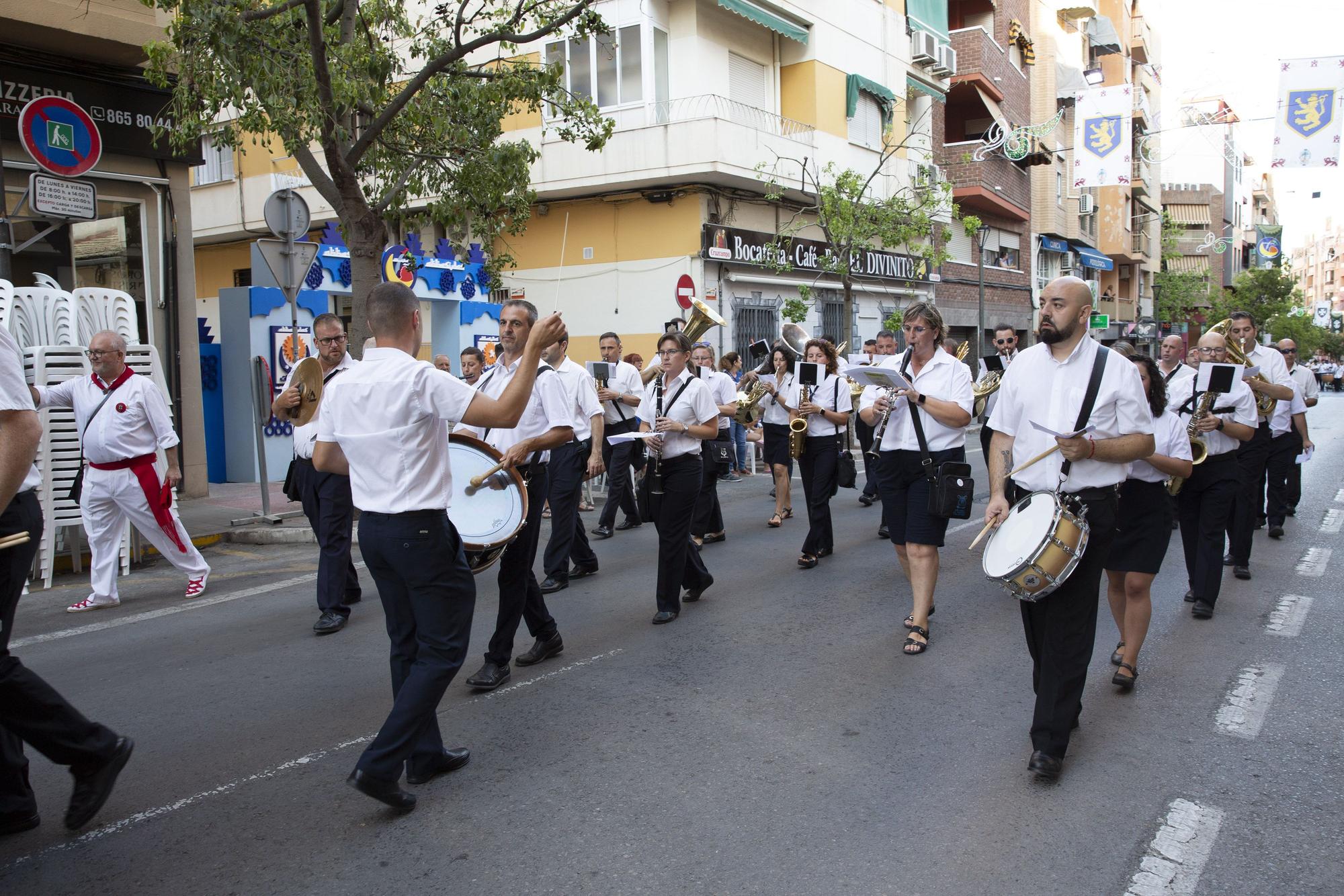 Arrancan las Fiestas de los Moros Y Cristianos de San Blas con la entrada de bandas y el Homenaje a los festeros fallecidos