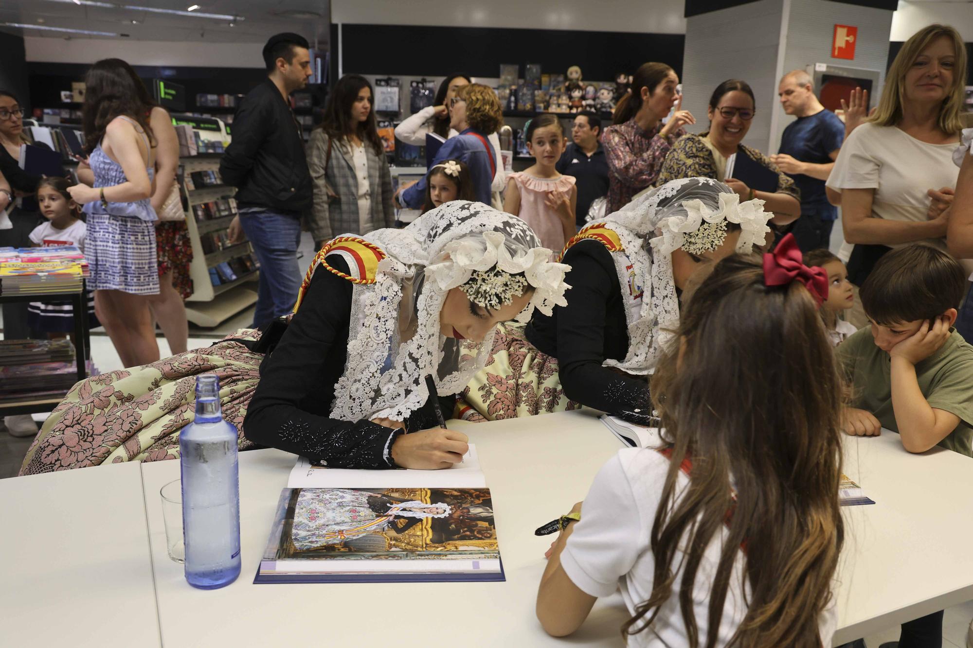 Les Belleas del Foc y sus Damas de Honor firman el Festa de Fogueres en El Corte Inglés