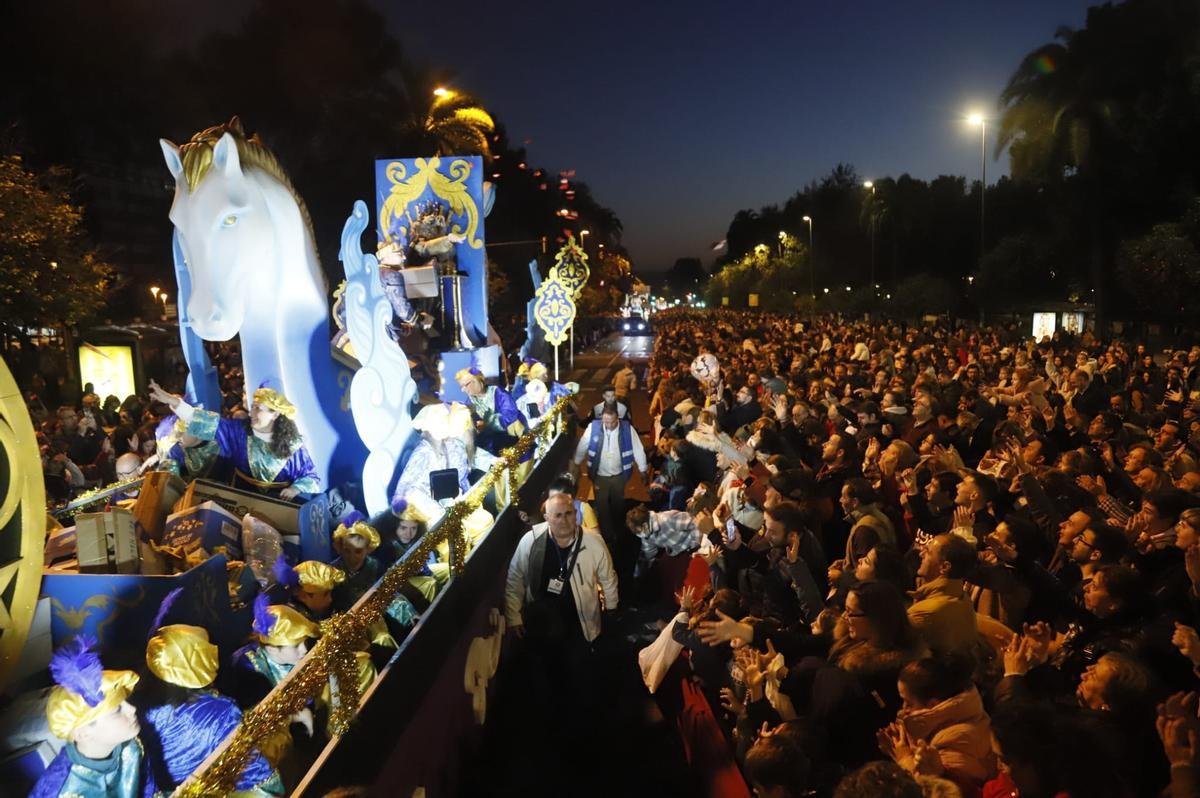 El Rey Melchor reparte juguetes y caramelos en la Cabalgata de Córdoba.