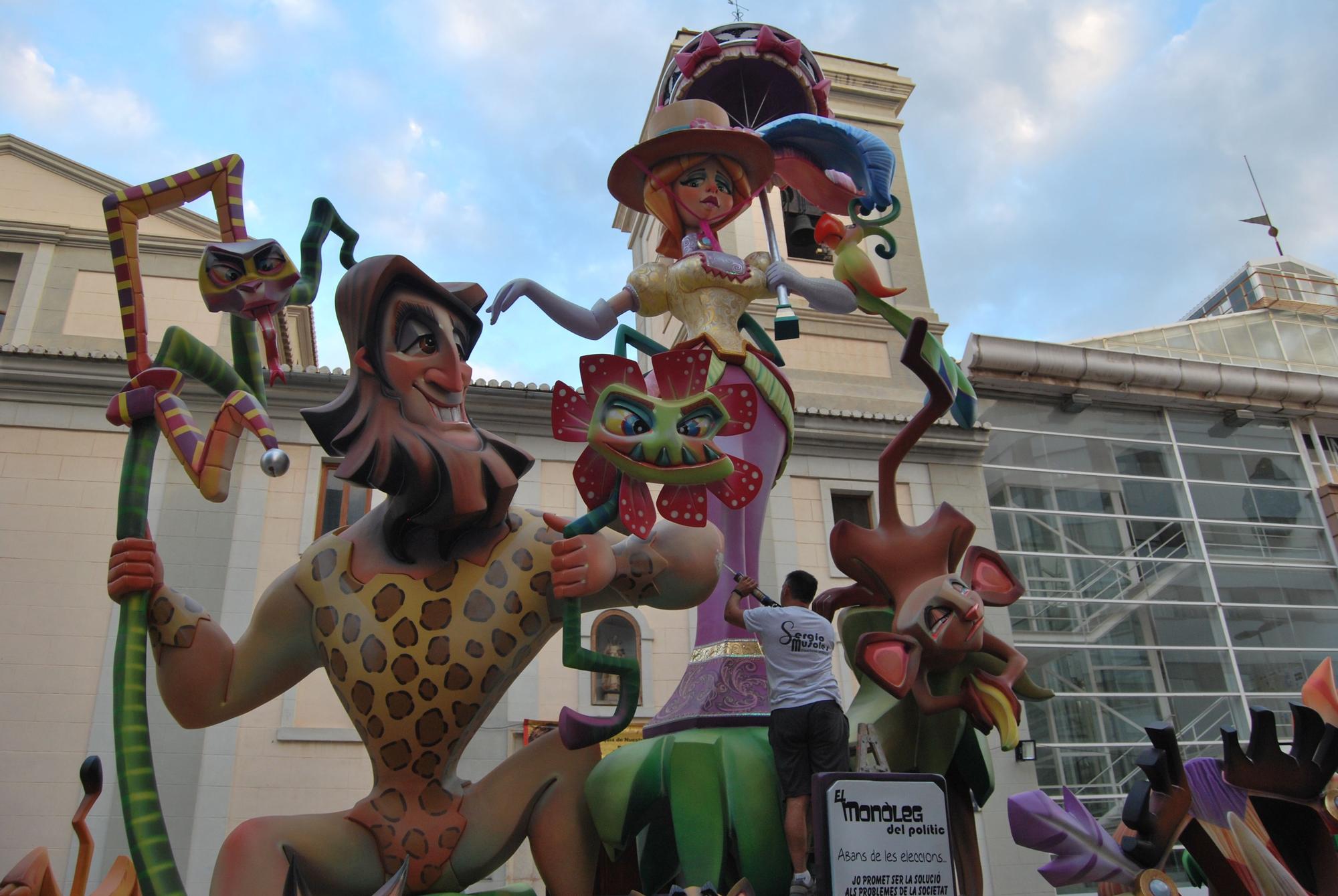 Las mejores imágenes de la 'plantà' de las fallas en Burriana