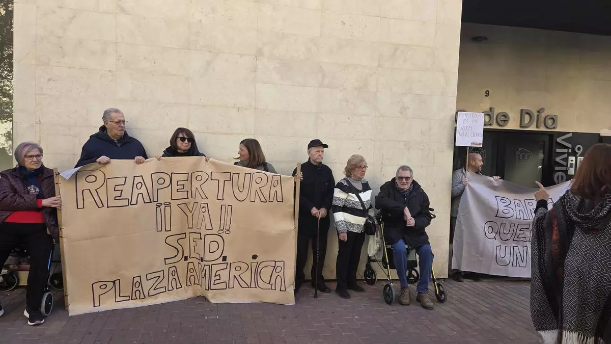 Los mayores de Alicante toman las uvas con el deseo de recuperar el centro de día de Plaza América
