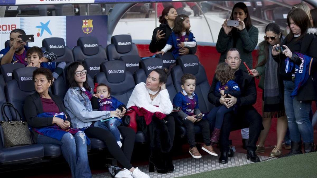 La familia de Coutinho, en el Camp Nou