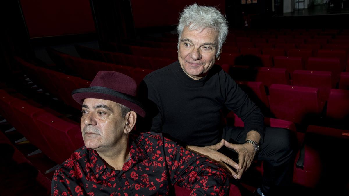 José Corbacho (izquierda), director del espectáculo, y Carles Sans, en el Teatre Borràs.