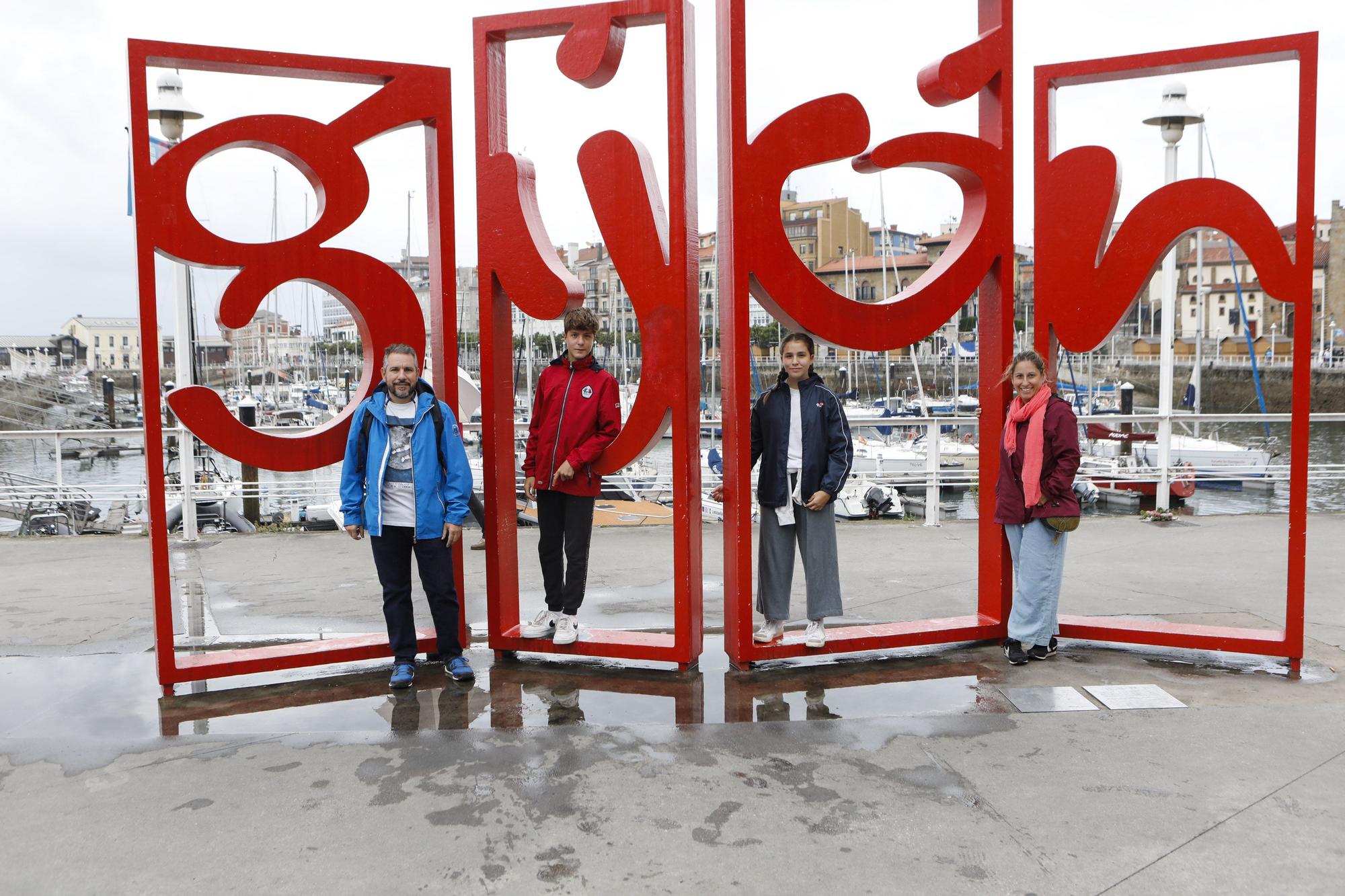 En imágenes: Los turistas, preparados para las lluvias asturianas