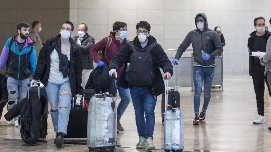 Un grupo de pasajeros a su llegada al aeropuerto de Alicante.