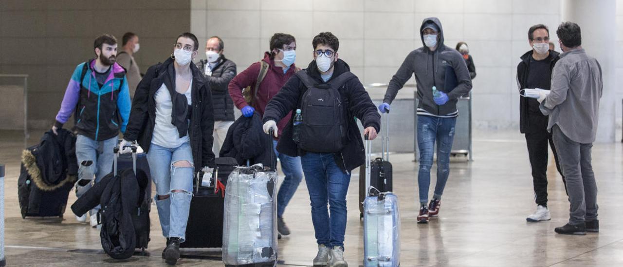 Un grupo de pasajeros a su llegada al aeropuerto de Alicante.