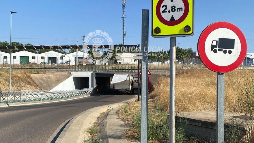 La Policía Local se “cansa”: otro camión atascado en el paso inferior de la vía del tren