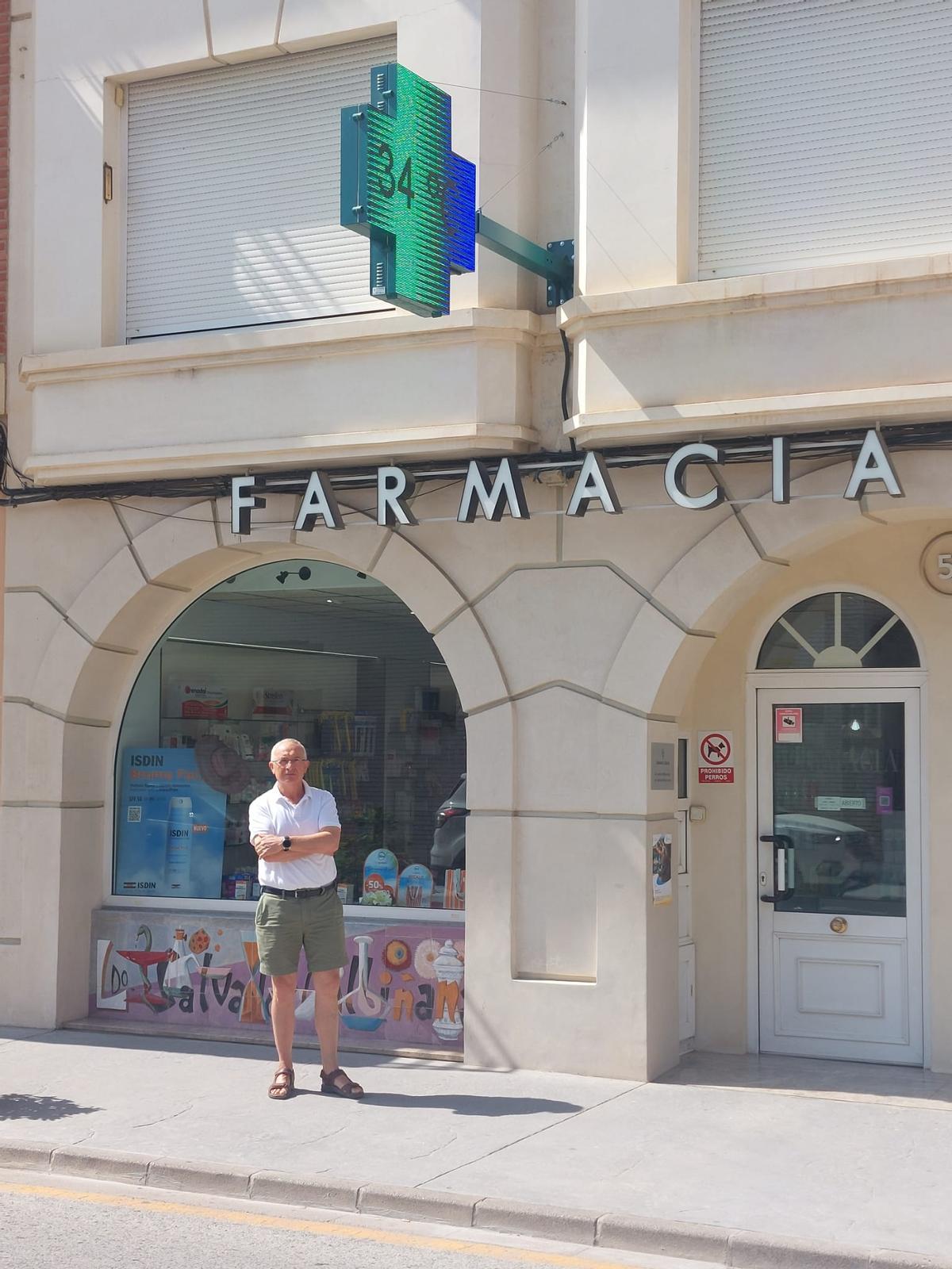 Salvador Albiñana, farmacéutico de Chelva, en la puerta de su botica.
