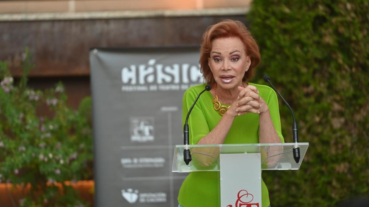 Paloma San Basilio, este jueves, en el patio del Palacio de los Golfines de Cáceres.