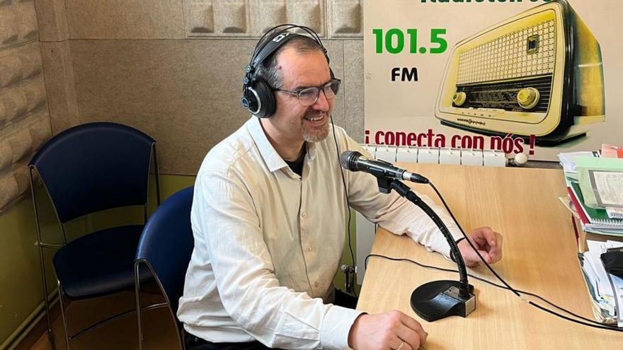 El presentador de Radio Oleiros Paris Ares, en la emisora. |   // L. O.