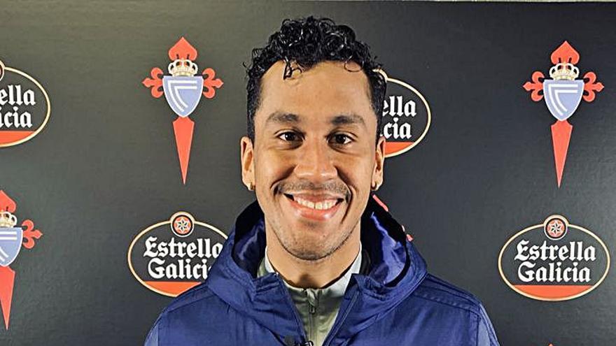 RenatoTapia, ayer, al recoger el trofeo Estrella Galicia.