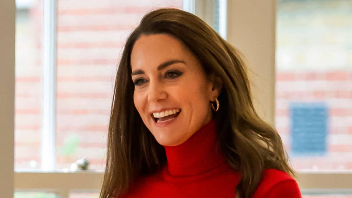 Kate Middleton y su impactante look en rojo con falda plisada y jersey de cuello alto