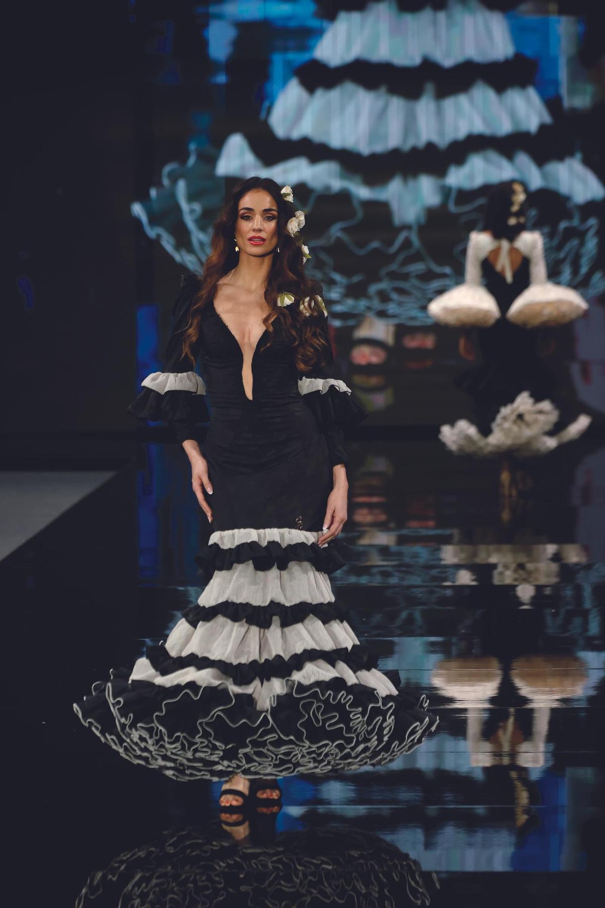 Carmen Benítez sorprende en Simof con su colección 'Mírame'