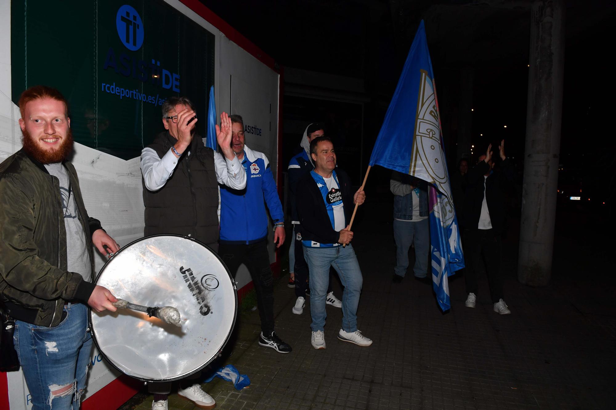 El Fabril celebra el ascenso a su llegada a Riazor