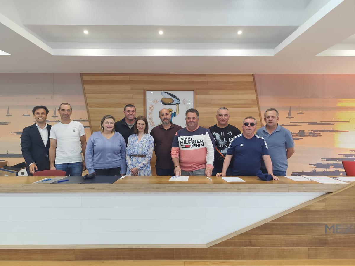 Firma del convenio entre los bateeiros de A Illa y Abanca.