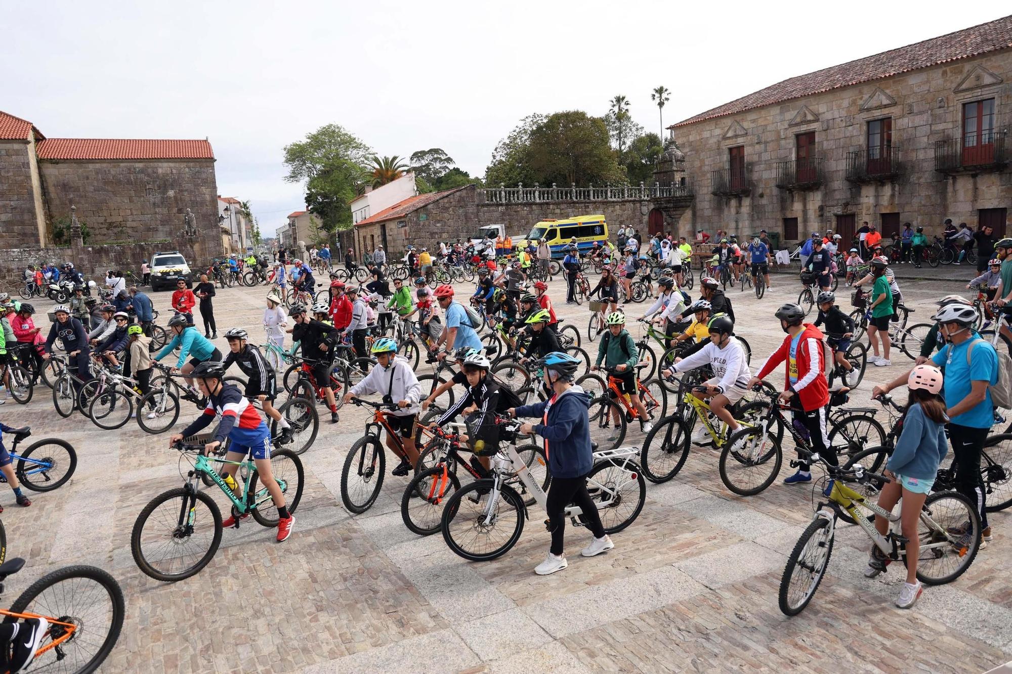 Participantes en la fiesta de la bicicleta de Cambados.