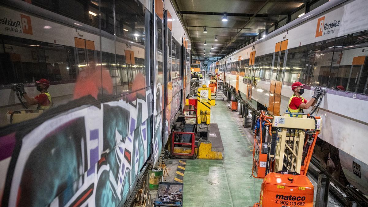 Así es el proceso de limpieza de grafitis e instalación de vinilos en los trenes de Rodalies