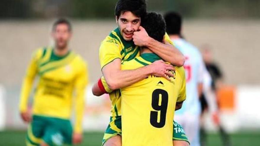 Juan Fresno celebra un gol con el Tropezón.