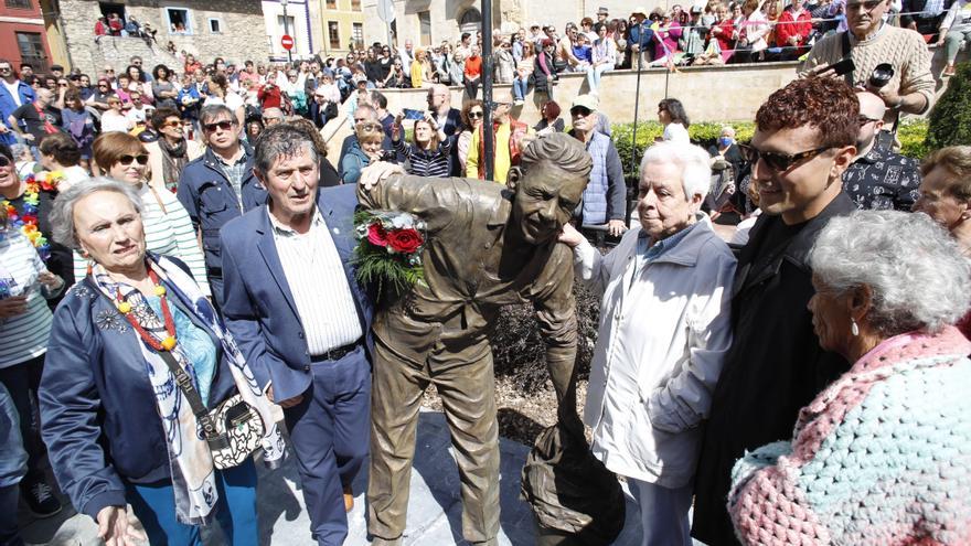 Un baño de masas y lágrimas para el regreso de Rambal: así fue el multitudinario homenaje ante su estatua