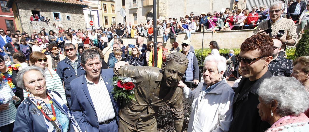 En imágenes: Así fue el homenaje a Rambal en Cimadevilla con Rodrigo Cuevas y cientos de personas