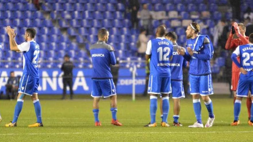 Los jugadores del Deportivo aplauden a los aficionados tras la derrota del jueves contra el Las Palmas.