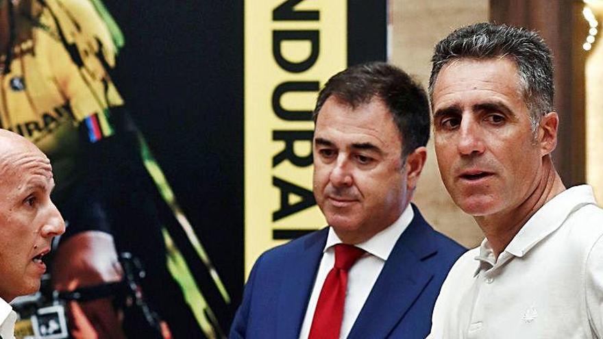 Miguel Indurain, con los organizadores de La Indurain 2020