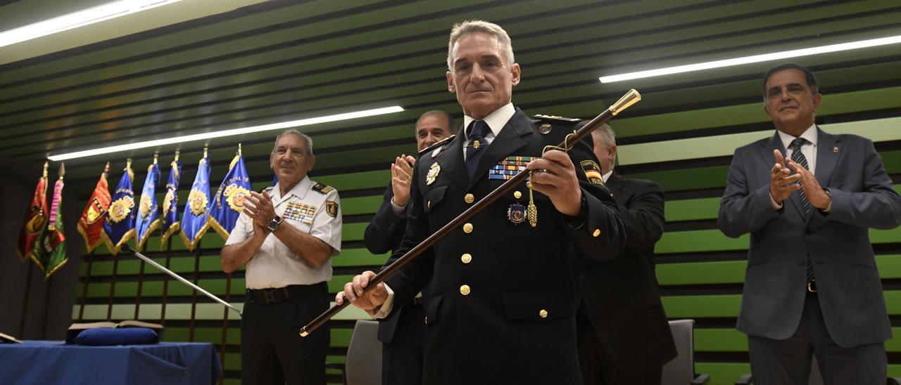 Del Olmo sostiene el bastón de mando en su toma de posesión, este lunes en Murcia.